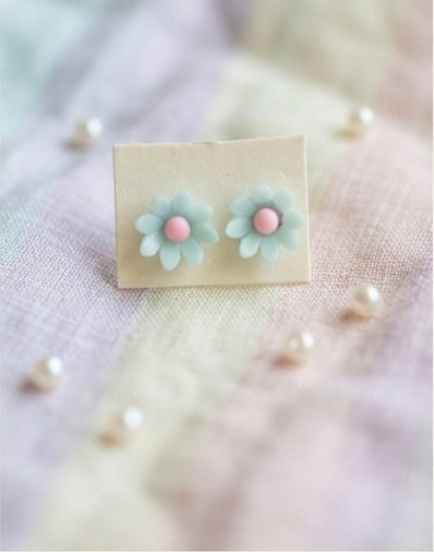 Pastel Daisy Stud Earrings – Cute Floral Resin Earrings